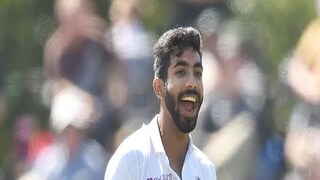 দুটি উইকেট নিয়ে ভারতকে সুবিধা করে দিলেন 
বুমরাহ