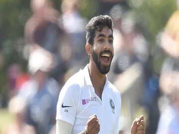 দুটি উইকেট নিয়ে ভারতকে সুবিধা করে দিলেন 
বুমরাহ