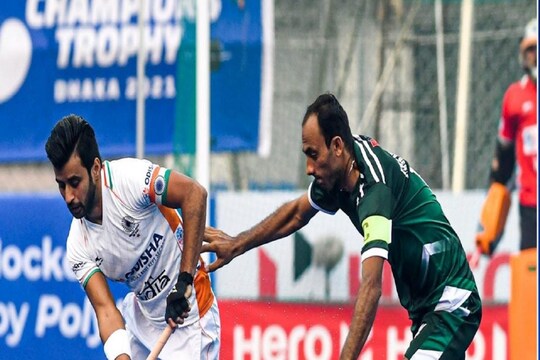 বল দখলের লড়াইয়ে ভারতের মনপ্রীত এবং পাকিস্তানের অধিনায়ক উমর
