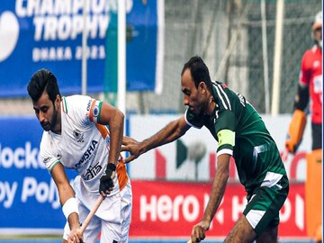 বল দখলের লড়াইয়ে ভারতের 
মনপ্রীত এবং পাকিস্তানের অধিনায়ক উমর