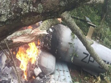 দুর্ঘটনার পর আগুন ধরে যায় হেলিকপ্টারে৷ দুর্ঘটনার পর আগুন ধরে যায় হেলিকপ্টারে৷