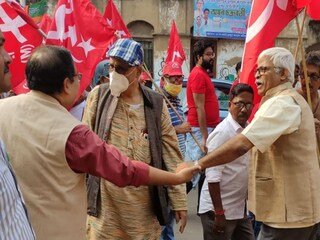 সৌজন্যের বিরল নজির 