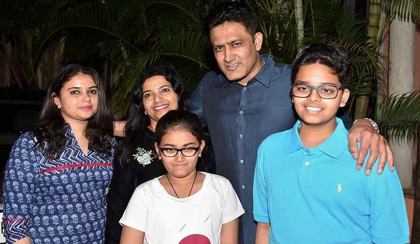 অনিল কুম্বলে ভারতীয় ক্রিকেট দলের দুর্দান্ত বোলার অনিল কুম্বলে ১৯৯৯ সালে চেথানা রামাতীর্থকে বিয়ে করেন। সে সময় চেতনার ডিভোর্স হয়ে যায়। তার প্রথম স্বামীর একটি কন্যাও রয়েছে। কুম্বলে খুব ভালোবাসেন সেই মেয়েকে।