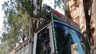 এই গাড়ি থেকেই উদ্ধার হয় গাঁজা৷ 