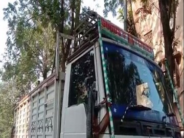 এই গাড়ি থেকেই উদ্ধার হয় গাঁজা৷ 