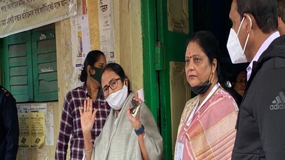 কলকাতা পুরভোট : ভোট দিলেন মুখ্যমন্ত্রী মমতা বন্দ্যোপাধ্যায় কলকাতা পুরভোট : ভোট দিলেন মুখ্যমন্ত্রী মমতা বন্দ্যোপাধ্যায়