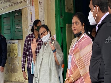 কলকাতা পুরভোট : ভোট দিলেন মুখ্যমন্ত্রী মমতা বন্দ্যোপাধ্যায় 
