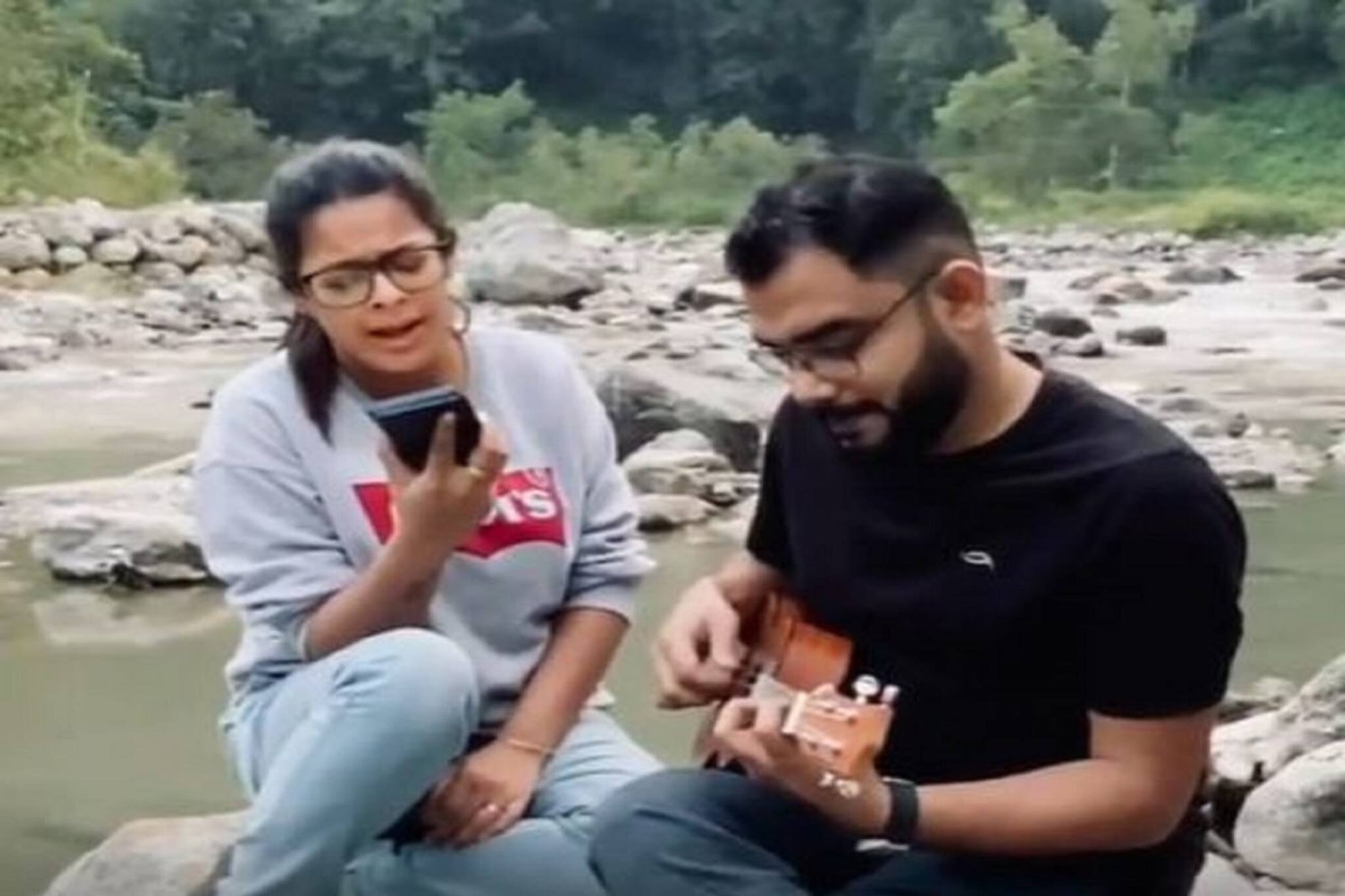 পাহাড়ের কোলে বসে খালি গলায় 'ইয়ে হাসি ওয়াদিয়া' গাইলেন ইমন ! গিটারে নীলাঞ্জন !