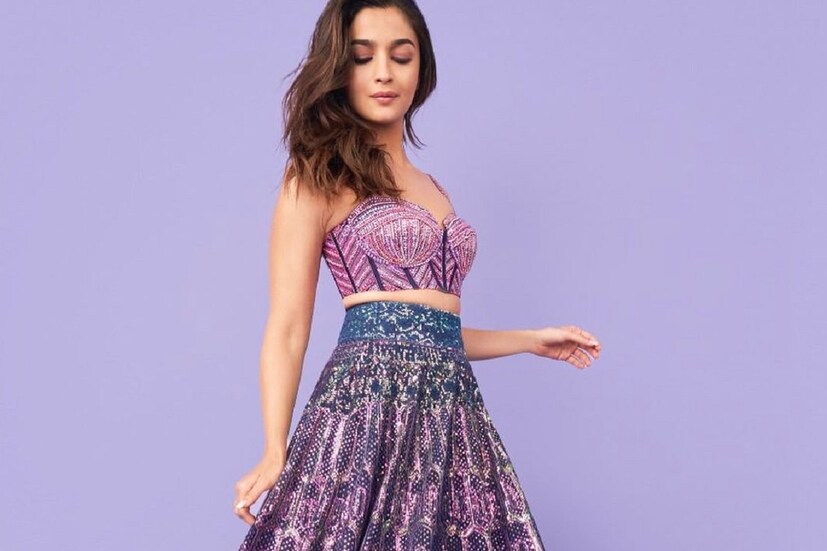 Alia Bhatt বলিউডের সব থেকে দক্ষ তারকাদের মধ্যে একজন। প্রথম ছবি থেকেই এই মেয়ের অভিনয়ে মেতেছে বলিউড। মহেশ ভাটের ছোট মেয়ের জাদু ছড়িয়েছে গোটা বলিউডে। এবার পারপেল লেহেঙ্গাতে ধরা দিলেন তিনি। 