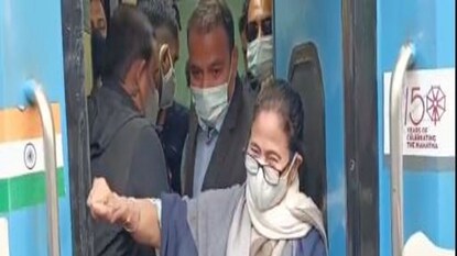 বোলপুর স্টেশনে মমতা বন্দ্যোপাধ্যায়৷ বোলপুর স্টেশনে মমতা বন্দ্যোপাধ্যায়৷