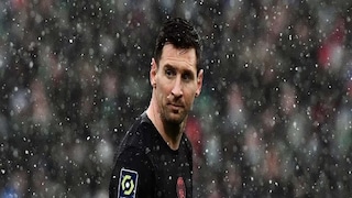 মাঠে বরফ পড়লে কাবু হয়ে যাচ্ছেন মেসি