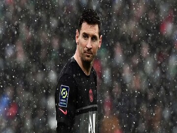 মাঠে বরফ পড়লে কাবু হয়ে যাচ্ছেন মেসি