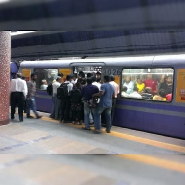 ২০২১ সালে ছিল বিধানসভা নির্বাচন৷ ফলে ২০২০ সালের তুলনায় ২০২১-এ কলকাতা মেট্রোর বিভিন্ন প্রকল্পের জন্য বাজেটে ৫০০ কোটি টাকা অতিরিক্ত পেয়েছিল মেট্রো রেল৷ সেখানে এ বছর বরাদ্দ কমল৷ প্রতীকী ছবি৷