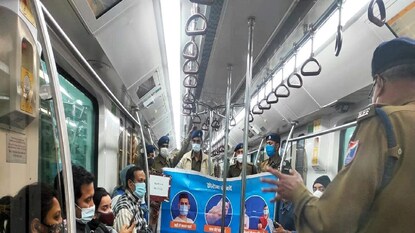 মেট্রোর ভিতরে করোনা নিয়ে সচেতনাতামূলক প্রচার৷ মেট্রোর ভিতরে করোনা নিয়ে সচেতনাতামূলক প্রচার৷