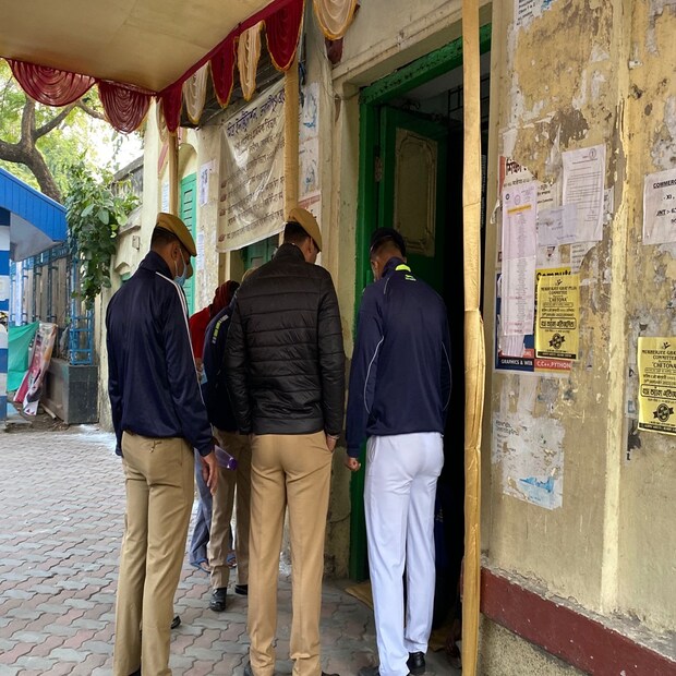 আজ, রবিবার ভোট হচ্ছে ১৬টি বরোর মোট ১৪৪টি ওয়ার্ডে। মোট বুথের সংখ্যা ৪ হাজার ৯৫৯। কলকাতা হাইকোর্টের নির্দেশে কলকাতা পুরভোটে সমস্ত বুথে সিসিটিভির ব্যবস্থা করেছে রাজ্য নির্বাচন কমিশন। সিসিটিভির পাশাপাশি সব বুথে থাকছে সশস্ত্র বাহিনীও। (তথ্য ও ছবি: কমলিকা সেনগুপ্ত)