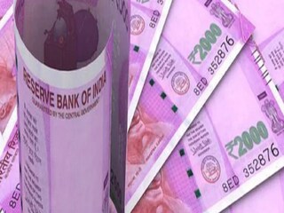 ভারতে আবারও নতুন করে দাপাতে শুরু করেছে করোনাভাইরাস। কোভিডের নতুন ভ্যারিয়ান্ট ওমিক্রনের ঘটনা দ্রুত ছড়াচ্ছে। এরকম একটা পরিস্থিতিতে বিয়ের পরিকল্পনা করে ভুগতে হতে পারে অনেককেই। করোনার কারণে বিয়ের বুকিং বাতিল হলে লাখ-লাখ টাকার ক্ষতি। এখন থেকে আর এই বিষয়ে চিন্তা করার দরকার নেই আপনার। আপনার পকেটের ক্ষতিপূরণ করতে করোনাকালে চালু বিয়ের ইনসিওরেন্স।