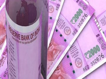 ভারতে আবারও নতুন করে দাপাতে শুরু করেছে করোনাভাইরাস। কোভিডের নতুন ভ্যারিয়ান্ট ওমিক্রনের ঘটনা দ্রুত ছড়াচ্ছে। এরকম একটা পরিস্থিতিতে বিয়ের পরিকল্পনা করে ভুগতে হতে পারে অনেককেই। করোনার কারণে বিয়ের বুকিং বাতিল হলে লাখ-লাখ টাকার ক্ষতি। এখন থেকে আর এই বিষয়ে চিন্তা করার দরকার নেই আপনার। আপনার পকেটের ক্ষতিপূরণ করতে করোনাকালে চালু বিয়ের ইনসিওরেন্স।