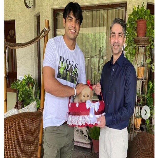 দেশে ফেরার পর যখন অভিনব বিন্দ্রার সঙ্গে দেখা করতে গিয়েছিলেন নীরজ চোপড়া, তখন তাকে একটি বিশেষ উপহার দিয়েছিলেন বেজিং অলিম্পিকে সোনাজয়ী শুটার। একটি কুকুর ছানা 'টোকিও' নীরজকে দিয়েছিলেন বিন্দ্রা
