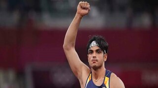 হাতে বর্শা, চোখে লক্ষ্যভেদের দৃঢ়তা। এক বার মাথাটা নিচু করে একমুহূর্তের জন্য থামা, তার পরেই স্টান্স নিয়ে বিদ্যুৎগতিতে ছুটে এসে ছুঁড়ে দিলেন হাতের বর্শাটা। আলোর ঝলকানির মতো হাওয়া কেটে উড়ে যাওয়া বর্শার সঙ্গে তখন উড়ছে ১৩৫ কোটির স্বপ্ন। মাটি ছুঁতেই ইতিহাস। সেই মুহূর্ত থেকে গোটা দেশের নয়নের মণি নীরজ চোপড়া (Neeraj Chopra)।