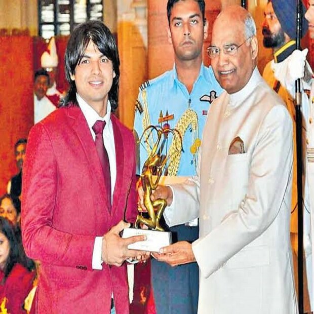এ বছরই ভারতের রাষ্ট্রপতির হাত থেকে দেশের সেরা ক্রীড়া সম্মান মেজর ধ্যানচাঁদ খেলরত্ন পেয়েছেন নীরজ। ২০১৮ সালে পেয়েছিলেন অর্জুন পুরস্কার