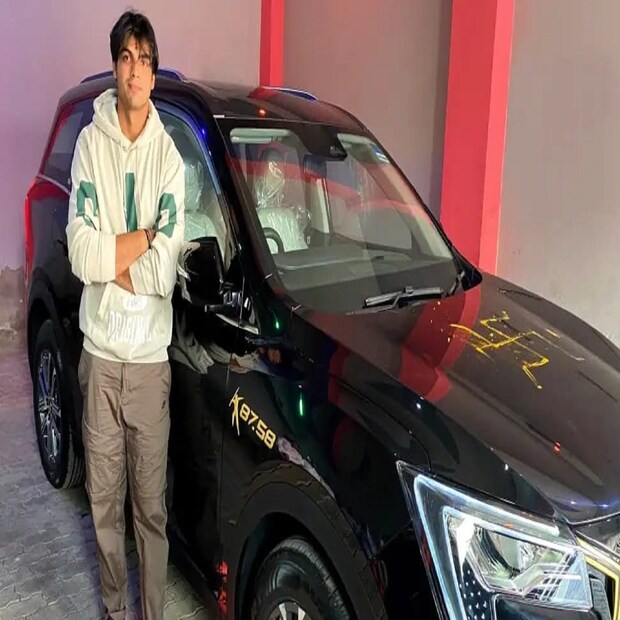 যে ভারতবর্ষে ক্রিকেটাররা সবচেয়ে বড় আইকন হিসেবে পরিচিতি পান, যে দেশে বিরাট কোহলি, মহেন্দ্র সিং ধোনিদের বাজারমূল্য আকাশ ছোঁয়া, সেখানে ট্র্যাক এন্ড ফিল্ড অ্যাথলিট হিসেবে নতুন ইতিহাস সৃষ্টি করেছেন নীরজ। জীবন বীমা সংস্থা থেকে শুরু করে, জামাকাপড় এবং গাড়ির বড় বড় কোম্পানি তাকে নিজেদের বিজ্ঞাপনে পেতে চাইছে। নীরজ চোপড়ার ব্র্যান্ড ভ্যালু বেড়ে গিয়েছে কয়েকগুণ