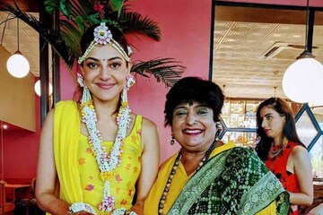 ছিলেন মধ্যবিত্ত বাড়ির মেধাবী মেয়ে, বিয়েতে বীণার হাতেই মেহন্দি পরেন নায়িকারা ছিলেন মধ্যবিত্ত বাড়ির মেধাবী মেয়ে, বিয়েতে বীণার হাতেই মেহন্দি পরেন নায়িকারা