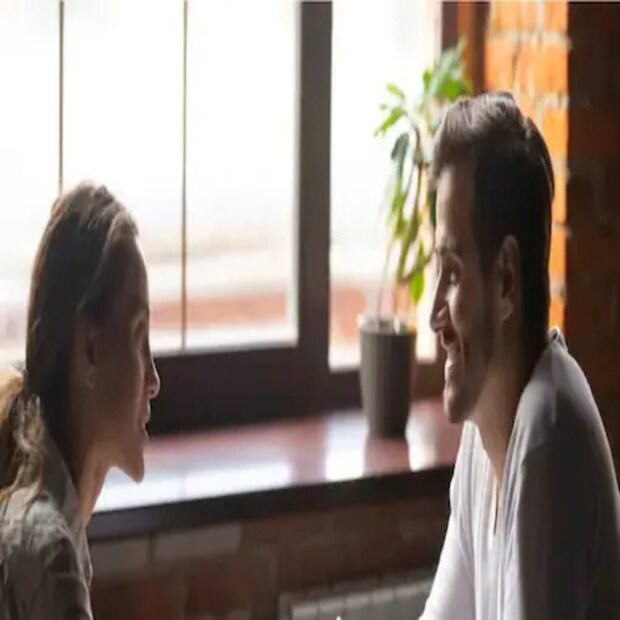 তাঁর জন্য প্রতিটি দিনই ভ্যালেন্টাইন্স ডে। কারণটি হল তাঁর অগণিত ভক্ত ও অনুরাগী! যাঁরা প্রায় প্রতিদিনই তাঁকে উপহার, চমকে ভরিয়ে দেওয়ার পাশাপাশি দামি ট্যুর প্যাকেজে বেড়ানো ইত্যাদির জন্য নিয়ে যেতে একদম এক পায়ে খাঁড়া! মহিলা তাঁর প্রেমিকদের আদর-আহ্লাদে এমন একটি বিলাসবহুল জীবনযাপন করছেন যা খুব কমই কেউ আশা করেন।