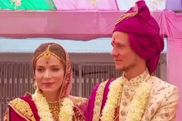 জার্মান বর এবং রুশ কনে, ভারতীয় সংস্কৃতিতে ভালবেসে সাতপাকে বাঁধা পড়লেন গুজরাতে জার্মান বর এবং রুশ কনে, ভারতীয় সংস্কৃতিতে ভালবেসে সাতপাকে বাঁধা পড়লেন গুজরাতে