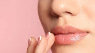 গ্রীষ্মে কিন্তু ত্বকের সঙ্গে সঙ্গে ঠোঁটেও ট্যান পড়ে। আর ওরাল হেলথের মধ্যে ঠোঁটকেও অবহেলা করা যাবে না। তাই এসপিএফ যুক্ত সানস্ক্রিন ব্যবহার করুন। 