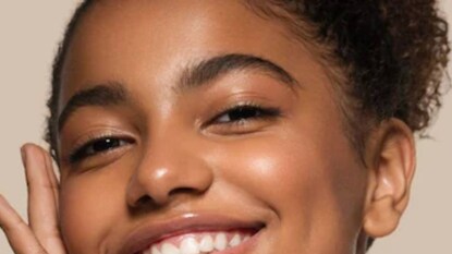 এছাড়া ত্বকের কোষে পুষ্টি জোগাতে ভিটামিন সি সিরাম প্রয়োজনীয়। গরমে ত্বকের উপর যেমন ধকল যায়, তেমনই এর পুষ্টিও দরকার।
এছাড়া ত্বকের কোষে পুষ্টি জোগাতে ভিটামিন সি সিরাম প্রয়োজনীয়। গরমে ত্বকের উপর যেমন ধকল যায়, তেমনই এর পুষ্টিও দরকার।