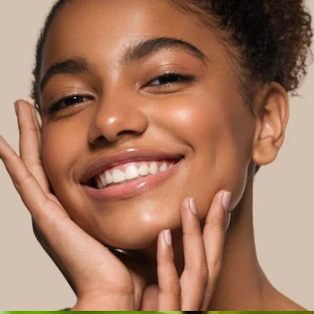 কোরিয়ান নারীরা ছোট থেকেই এই থেরাপি (Skin Care Tips) ব্যবহার করা শুরু করেন। যে কারণে বড় হতে হতে তাদের ত্বক অনেকটাই উজ্জ্বল থাকে। নারী ছাড়াও দক্ষিণ আফ্রিকার পুরুষরাও এ থেরাপি (Slap Therapy) ব্যবহার করেন। কোরিয়ার মানুষ বিশ্বাস করেন, থেরাপিটি সঠিকভাবে ব্যবহার করা গেলে ত্বককে দীর্ঘ সময়ের জন্য তরুণ রাখা যায়। তাই অ্যান্টি-এজিং থেরাপি হিসেবেও এটি বেশ পরিচিত।