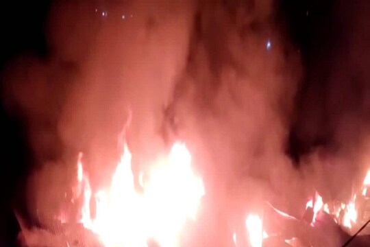 কয়েক লক্ষ টাকার সামগ্রী ও কারখানার মেশিন পত্র পুড়ে ছাই হয়ে যায় (Fire)