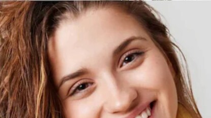 চুলের থেকে বেশি চাপ ও অত্যাচার সহ্য করতে হয় স্ক্যাল্পকে। তাই স্ক্যাল্পকে সব সময় যত্নে রাখতে হবে। তা হলে চুলও ভালো থাকবে। সঠিক পরিমাণে স্ক্যাল্পকে ডিহাইড্রেট করতে হবে। তাতে স্ক্যাল্পের রুক্ষতা ও শুষ্কতা– দুটোই দূর হবে।
চুলের থেকে বেশি চাপ ও অত্যাচার সহ্য করতে হয় স্ক্যাল্পকে। তাই স্ক্যাল্পকে সব সময় যত্নে রাখতে হবে। তা হলে চুলও ভালো থাকবে। সঠিক পরিমাণে স্ক্যাল্পকে ডিহাইড্রেট করতে হবে। তাতে স্ক্যাল্পের রুক্ষতা ও শুষ্কতা– দুটোই দূর হবে।