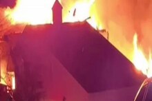 সাপ তাড়াতে ১.৮ মিলিয়নে সদ্য কেনা বাড়ি আগুনে জ্বালিয়ে ফেললেন এক ব্যক্তি
