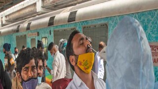 এ বিষয়ে একের পর এক ট্যুইট করে দেশবাসীকে সতর্ক করেন প্রেসিডেন্ট জো বাইডেন। তারও আগে বিশ্বে প্রথম ইংল্যান্ডেই প্রাণ হারান ওমিক্রন সংক্রমিত ব্যক্তি। ব্রিটেনের প্রধানমন্ত্রী বরিস জনসনও এ নিয়ে উদ্বেগ প্রকাশ করেছিলেন। সতর্ক ভারত ও অন্যান্য দেশগুলিও।