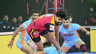 বেঙ্গালুরুর পবন শেরাওয়াতকে আটকানোর চেষ্টায় বেঙ্গলের খেলোয়াড়