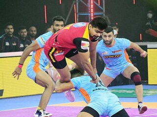 বেঙ্গালুরুর পবন শেরাওয়াতকে আটকানোর চেষ্টায় বেঙ্গলের খেলোয়াড়