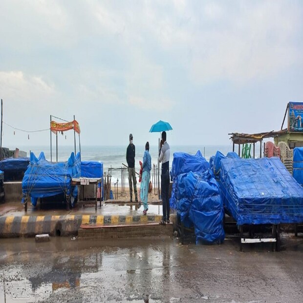 আবহাওয়া দফতর অবশ্য জানিয়ে দিয়েছে, শক্তি হারিয়ে গভীর নিম্নচাপে পরিণত হয়েছে৷ কিন্তু আগে থেকেই সমস্ত সতর্কতামূলক ব্যবস্থা নিয়ে রেখেছে পুরী প্রশাসন৷ 