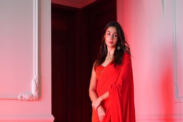 আলিয়া কি গেলেন ভি-ক্যাটের বিয়েতে ? সব্যসাচীর লাল লেহেঙ্গা শাড়িতে দেখা গেল তাঁকে আলিয়া কি গেলেন ভি-ক্যাটের বিয়েতে ? সব্যসাচীর লাল লেহেঙ্গা শাড়িতে দেখা গেল তাঁকে