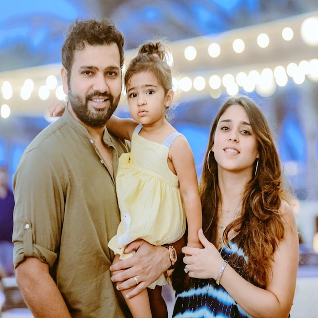 ভারতের জার্সি গায়ে মাঠে যেমন পেশাদার রোহিত শর্মা, তেমনই পুরোদস্তুর ফ্যামিলি ম্যান তিনি। মেয়ের সঙ্গে সময় কাটাতে ভালোবাসেন। পরিবারে থাকার সময় ক্রিকেট নিয়ে আলোচনা একেবারেই পছন্দ নয় টিম ইন্ডিয়ার একদিনের ক্রিকেটের নতুন অধিনায়কের। পুরো সময়টাই পরিবারের জন্য থাকে।