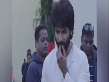 'ক্রিকেটার' হয়ে উঠতে গিয়ে গুরুতর চোট, ২৫টি সেলাই পড়ল শাহিদ কাপুরের হাতে! 'ক্রিকেটার' হয়ে উঠতে গিয়ে গুরুতর চোট, ২৫টি সেলাই পড়ল শাহিদ কাপুরের হাতে!