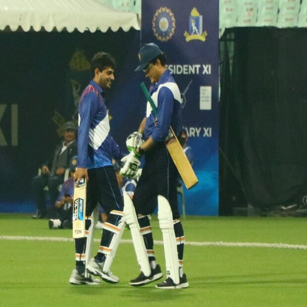 সিএবি সভাপতি অভিষেক ডালমিয়ার সঙ্গে আলোচনা ব্যাট করার সময়। যতক্ষণ মাঠে ছিলেন ফ্ল্যাশব্যাকে নস্টালজিক হতে বাধ্য ক্রিকেটপ্রেমীরা। ক্লাস ইস পার্মনেন্ট