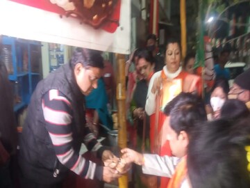 ভোট প্রচারের ফাঁকে চায়ের দোকানে বিজেপি রাজ্য সভাপতি৷ 
