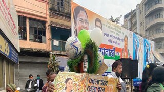 এদিকে কালীঘাটে মমতা বন্দ্যোপাধ্যায়ের বাড়ির সামনে দলীয় সমর্থকরা সবুজ আবির আর খেলা হবে গানে মেতেছেন উৎসবের মেজাজে। জয় নিশ্চিত জেনেই শুরু হয়ে গিয়েছে আগাম উল্লাস। নেত্রীর বাড়ির সামনে জড়ো হয়েছেন দলীয় সমর্থকেরা। বেলা বাড়তেই শুরু হয়ে গিয়েছে উদযাপনের প্রস্তুতি। এদিকে কালীঘাটে মমতা বন্দ্যোপাধ্যায়ের বাড়ির সামনে দলীয় সমর্থকরা সবুজ আবির আর খেলা হবে গানে মেতেছেন উৎসবের মেজাজে। জয় নিশ্চিত জেনেই শুরু হয়ে গিয়েছে আগাম উল্লাস। নেত্রীর বাড়ির সামনে জড়ো হয়েছেন দলীয় সমর্থকেরা। বেলা বাড়তেই শুরু হয়ে গিয়েছে উদযাপনের প্রস্তুতি।