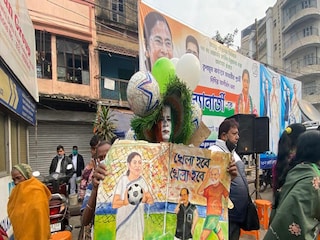 এদিকে কালীঘাটে মমতা বন্দ্যোপাধ্যায়ের বাড়ির সামনে দলীয় সমর্থকরা সবুজ আবির আর খেলা হবে গানে মেতেছেন উৎসবের মেজাজে। জয় নিশ্চিত জেনেই শুরু হয়ে গিয়েছে আগাম উল্লাস। নেত্রীর বাড়ির সামনে জড়ো হয়েছেন দলীয় সমর্থকেরা। বেলা বাড়তেই শুরু হয়ে গিয়েছে উদযাপনের প্রস্তুতি।