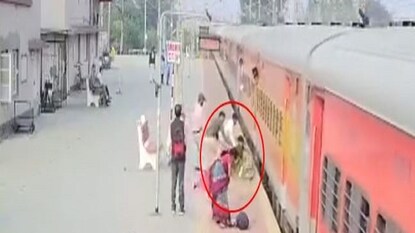 পুরুলিয়া স্টেশনে চলন্ত ট্রেন থেকে মহিলার 'ঝাঁপ'! পরের ঘটনা তুমুল ভাইরাল, দেখুন পুরুলিয়া স্টেশনে চলন্ত ট্রেন থেকে মহিলার 'ঝাঁপ'! পরের ঘটনা তুমুল ভাইরাল, দেখুন