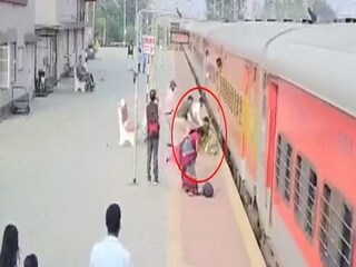 পুরুলিয়া স্টেশনে চলন্ত ট্রেন থেকে মহিলার 'ঝাঁপ'! পরের ঘটনা তুমুল ভাইরাল, দেখুন