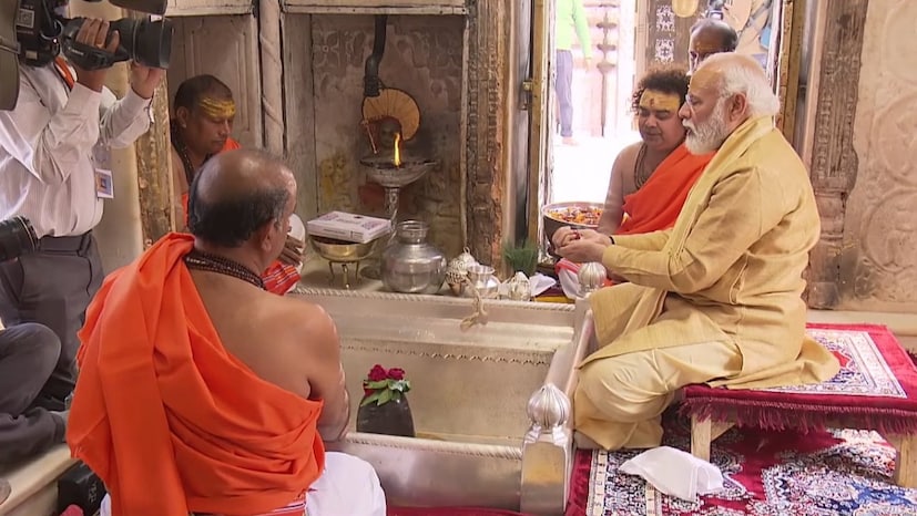 কাশী বিশ্বনাথকে পুজো দিতে ললিতা ঘাট থেকে গঙ্গা জল নিয়ে বিশ্বনাথ মন্দিরের উদ্দেশে রওনা দেন প্রধানমন্ত্রী।