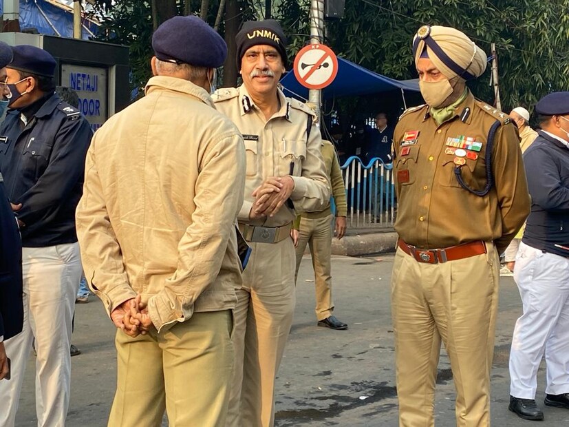 গননা কেন্দ্রগুলিকে ত্রিস্তরীয় নিরাপত্তা বলয়ে মুড়ে ফেলা হয়েছে। ১০ টি গননা কেন্দ্রে দায়িত্বে থাকছেন ১০ জন ডিসি। এছাড়াও নিদিষ্ট এলাকার ডেপুটি কমিশনাররা নজর রাখবেন। সকাল ৬ টা থেকে গননা শেষ হওয়া পর্যন্ত মোতায়েন থাকছে এই বাহিনী (KMC Election 2021 Counting)। গননা কেন্দ্রের ২০০ মিটার জারি ১৪৪ ধারা জারি থাকবে।