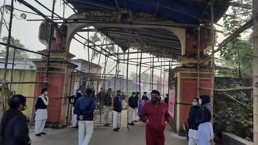 উত্তরে রবীন্দ্র ভারতী বিশ্ববিদ্যালয়ের গণনা কেন্দ্রেও সকাল থেকেই দেখা গেল কঠোর নিরাপত্তা ব্যবস্থা। বিশ্ববিদ্যালয় চত্বরের ভেতরে ও বাইরে মোতায়েন বিপুল সংখ্যক পুলিশ। কোনওরকম অশান্তি এড়াতে কোনও কসুর ছাড়তে নারাজ কলকাতা পুলিশ।